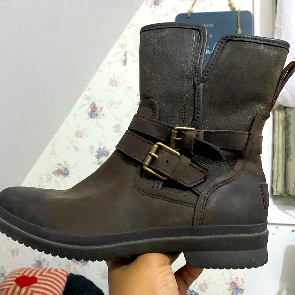 UGGS boots leather